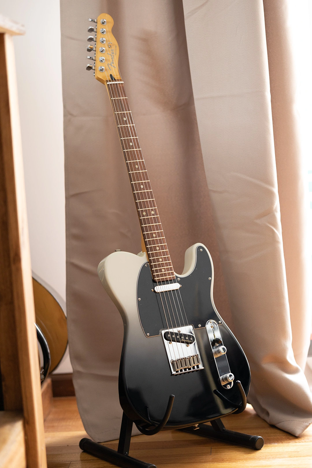 Guitarra nueva siendo calibrada en taller profesional