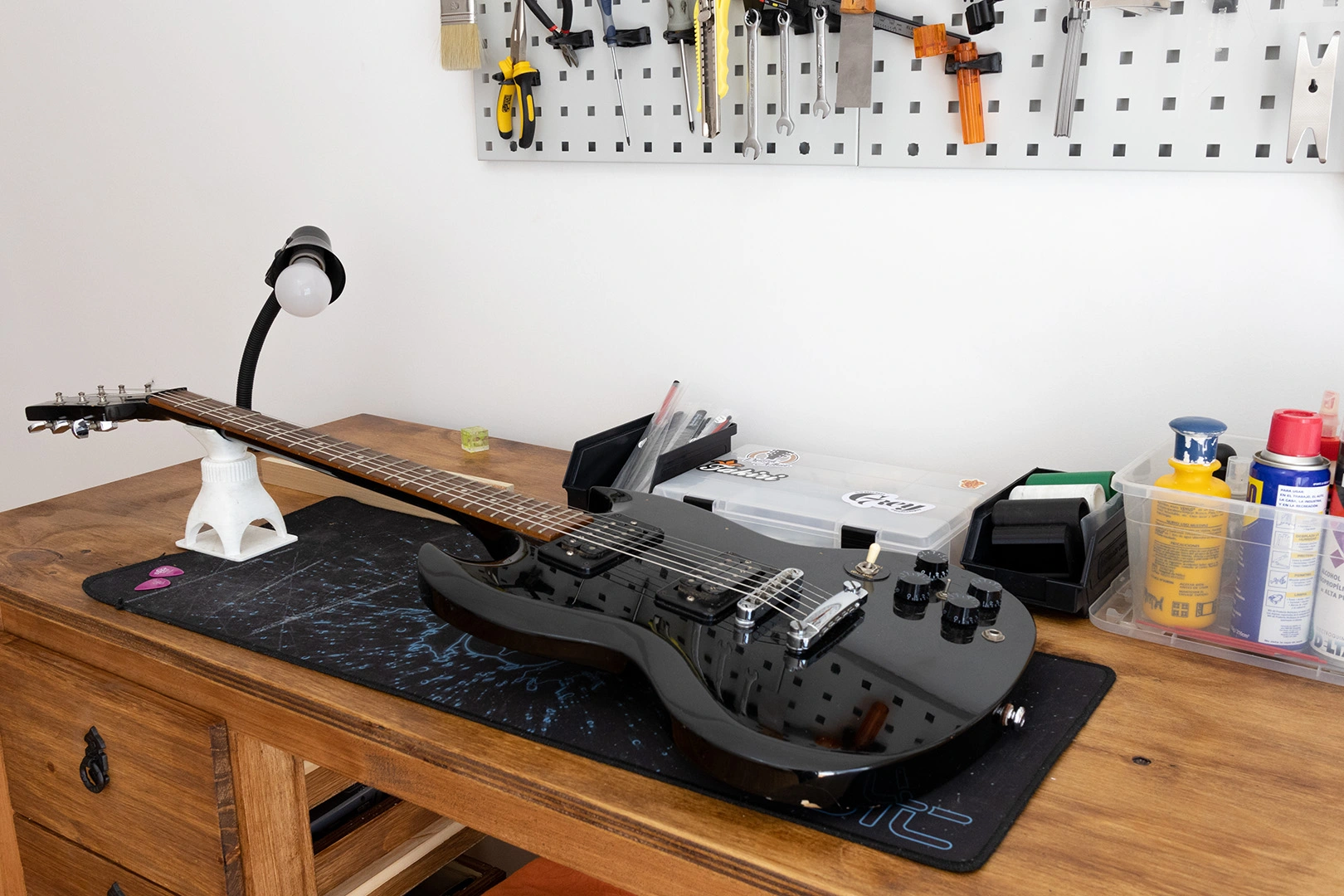 Guitarra eléctrica en proceso de calibración en taller de luthería