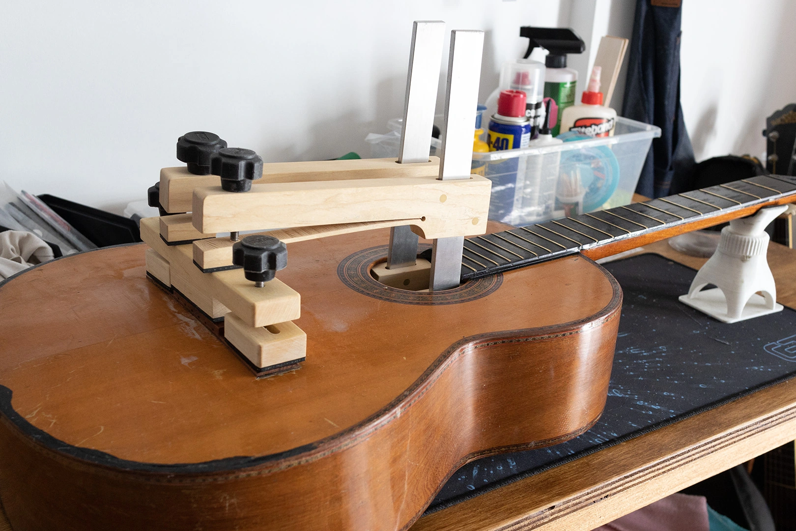 Encolado de puente en guitarra criolla